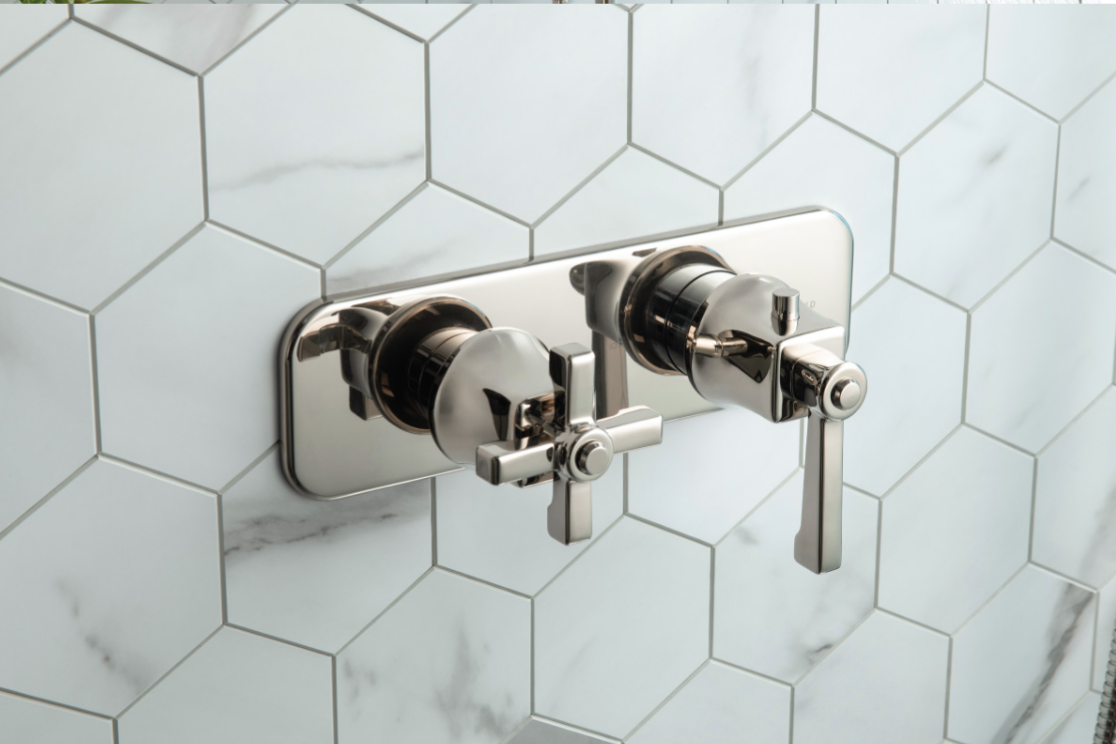 Flusso brushed gold single-hole faucet