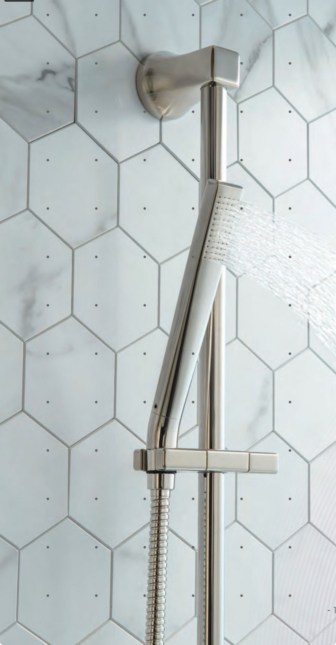 Flusso shower head with hexagonal tiles